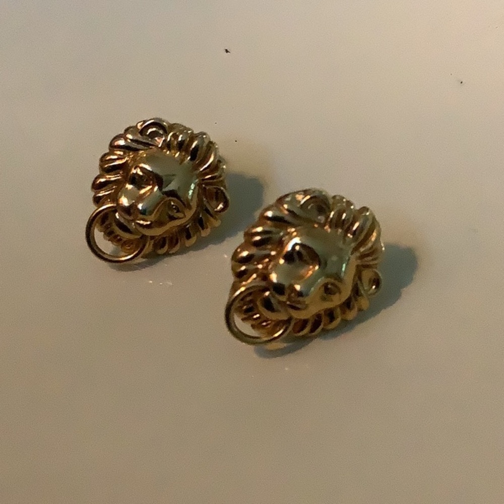 Vintage Minimal Lion’s Head Post Earrings - Picture 3 of 3